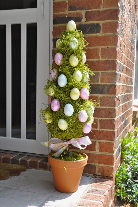How about an #Easter #Egg #Topiary Tree to decorate your #porch? Cute! Creative Lee Crafted Easter Topiary Tree, Easter Front Porch, Oster Dekor, Easter Topiary, Diy – Velikonoce, Easter Porch Decor, Easter Outdoor, Colorful Eggs, Easter Egg Tree