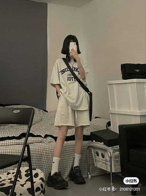 Cute Boyish Outfits, Cool Girl Outfits Tomboys, Ulzzang Girl Tomboy, Kpop Girls Outfits, Kpop Casual Outfits Girl, Boyish Style Outfits, Boyish Girl Outfits, Baggy Fashion Outfits, Boyish Outfits Korean