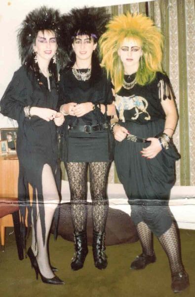 Tumblr, 80s Goth Pictures, 80s Goth Style, Goths In The 80s, Souxie Soux Style, 80s Horror Fashion, Goth Fashion 80s, 70s Goth Outfits, 1980s Goth Fashion