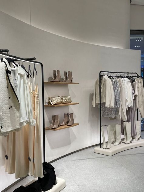 𝘸𝘪𝘯𝘥𝘰𝘸 𝘴𝘩𝘰𝘱𝘱𝘪𝘯𝘨 | 𝘢𝘦𝘴𝘵𝘩𝘦𝘵𝘪𝘤 Zara Showroom Interior, Zara Retail Design, Zara Store Interior Retail Design, Zara Interior Design Store, Zara Interior Design, Zara Interior Store, Zara Store Interior, Zara Store Aesthetic, Zara Store Design