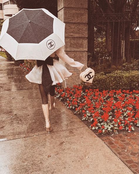 rain, chanel, umbrella, girl, fashion Lana Del Rey, Amber Scholl, European Princess, Raindrops On Roses, Estilo Ivy League, Chanel Aesthetic, Estilo Ivy, Glam Aesthetic, Old Money Style