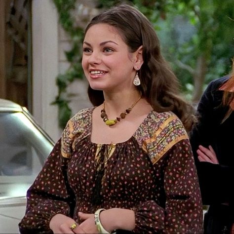 Jackie Burkhart Style, That 70s Show Jackie, Jackie Burkhart Hair, Mila Kunis Icons, Jackie Burkhart Aesthetic, Jackie That 70s Show Outfit, Hair Styles Halloween, Jackie Burkhart Icons, 70s Fashion Hair