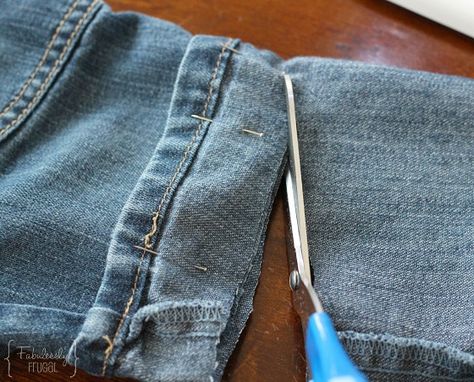 Shorten jeans and pants with the original hem Couture, Upcycling, Amigurumi Patterns, Make Jeans Into Shorts, Jeans To Shorts Diy, Shorten Jeans, Lengthen Dress, Jeans Into Shorts, How To Make Jeans