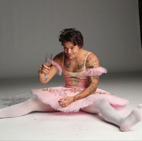 Harry Styles Costume Halloween, Harry Styles Costume Ideas, Harry Styles Iconic Outfits, Harry Styles Halloween Costume, Ballerina Harry, Harry Styles Outfits Concert, Harry Styles Outfits Inspiration Concert, Harry Styles Costume, Harry Styles Ballerina