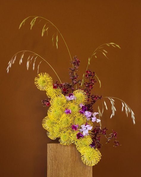 Desert Floral Arrangement, Tiktok Dinner, Modern Wedding Bouquets, Sogetsu Ikebana, White Flower Arrangements, Altar Arrangement, Modern Wedding Flowers, Creative Flower Arrangements, Flower Installation