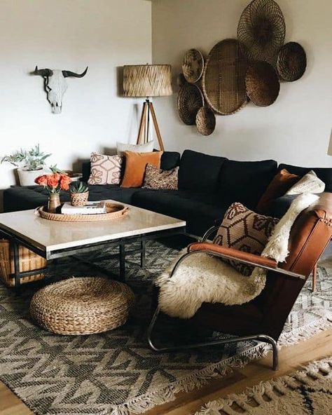 20 Beautiful Black Couch Living Room Ideas - Nikki's Plate Black Couch Living Room, 1930s Semi, Black Couch, Black Couches, Black Living Room, Bohemian Living Room, घर की सजावट, Stylish Home Decor, Living Room Inspo