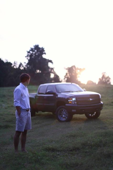 Man And Truck Photoshoot, Truck Photoshoot Men, Truck Photoshoot Ideas For Guys, Truck Senior Pictures, Band Poses, Truck Photoshoot, Guys Prom, Car Pose, Football Senior Pictures