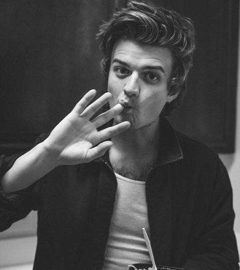 stranger things season 3 joe keery steve harrington Joey Keery, Steve Harrington Stranger Things, Joe Kerry, Beautiful Joe, Stranger Things Season 3, Stranger Things 3, Stranger Things Steve, Septième Art, Photographie Portrait Inspiration