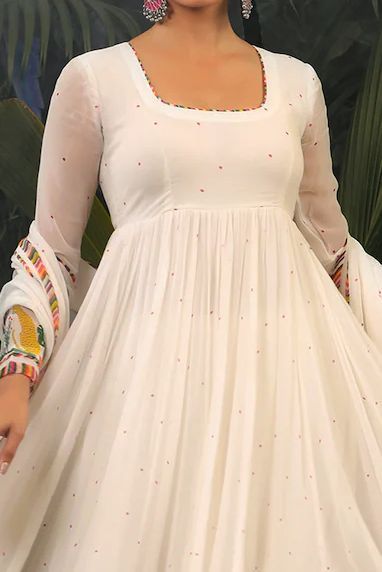 Dress designs White Chudidar, White Anarkali Dress, White Churidar, White Anarkali, Printed Anarkali, Churidar Designs, Satin Color, Anarkali Dress, Churidar