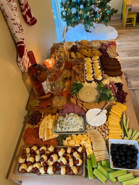 Friendsgiving Food Board, Thanksgiving Eve Party, Natal, Thanksgiving Tables For A Large Crowd, Big Thanksgiving Dinner, Dessert Table Ideas Thanksgiving, Thanksgiving Snack Table, Thanksgiving Buffet Style, Thanksgiving Appetizer Table Display