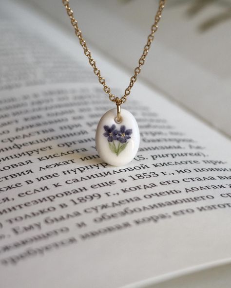 Cool Clay Necklace, Clay Aesthetic Jewelry, Modelling Clay Jewellery, Clay Crafts Necklace, Polymer Clay Necklace Charms, Polymer Clay Flower Necklace, Clay Necklace Pendant Aesthetic, Handmade Clay Necklace, Dainty Clay Jewelry