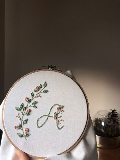 Hand Embroidered Floral Letters, Bd Gifts, Hand Embroidered Monogram, Flower Stitching, Get Well Soon Flowers, Embroidery Alphabet, Flower Alphabet, Handmade Embroidery Designs, Embroidery Letters