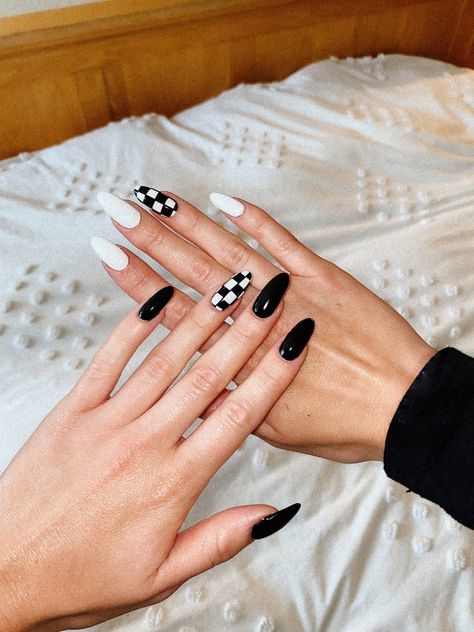 Long Checkered Nails, Black And White Checkered Nails Acrylic, Black Nail White Design, One Hand Solid One Hand Design Nails, Black And White Split Nails, Moto Nails Design, White And Black Checkered Nails, Black White Checkered Nails, Black And White Checkered Nail Designs