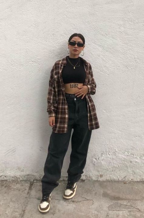 Cholas Style Outfits, Barrio Outfit, Steer Wear Outfits, Chicana Streetwear, Cute Chola Outfit, Gangsta Outfits For Women, Chicana Outfit Ideas, Latina Looks Outfit, Outfit Cholo Mujer