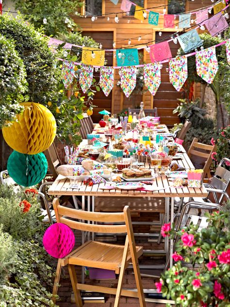 Colorful Summer Mexican BBQ party. All the party decorations and paper tableware you need! #mexicanparty Summer Outdoor Party Decorations, Bbq Party Decorations, Lake Party, Tafel Decor, Grill Party, Summer Outdoor Party, 30th Party, Summer Party Decorations, Garden Party Decorations