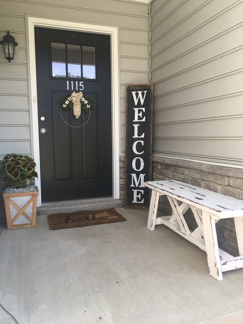 Bench By Front Door Outside, Townhouse Porch Decor, Front Porch Ideas Small Entrance, Front Stoop Decorating Ideas, Front Door Bench Outdoor, Small Front Porch Ideas Farmhouse, Narrow Front Porch Ideas, Home Entrance Design, Small Front Porch Decorating Ideas