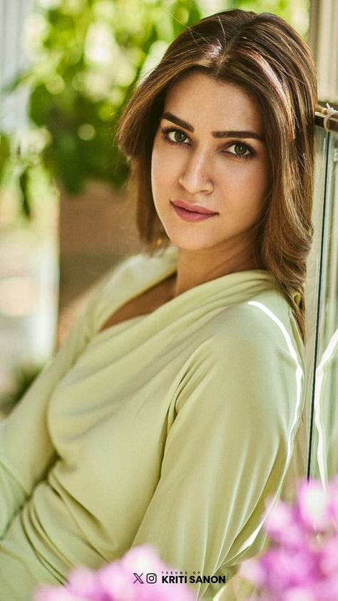 TRENDS OF KRITISANON on Twitter Gal Gadot, Kriti Sanon Wallpaper, Kriti Sanon Saree, Preety Girls, Backless Blouse Designs, Hot Poses, Kriti Sanon, Celebrity Beauty, Indian Bollywood