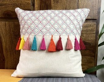 Cushion Covers Embroidery Designs, Pillows With Tassels, Kushan Cover Ideas, Hand Painted Cushions, Hand Embroidery Cushion Cover Designs, Cushion Cover Ideas, Latest Cushion Cover Designs, Kushan Cover Design, Coushin Covers Design