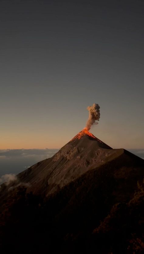 Antigua Guatemala, Travel Aesthetic Latin America, Guatemala Volcano Hiking, Backpacking South America Aesthetic, Things To Do In Antigua Guatemala, Guatemala Aesthetic Wallpaper, Guatemala Landscape, Volcano Acatenango, Guatemala Pictures