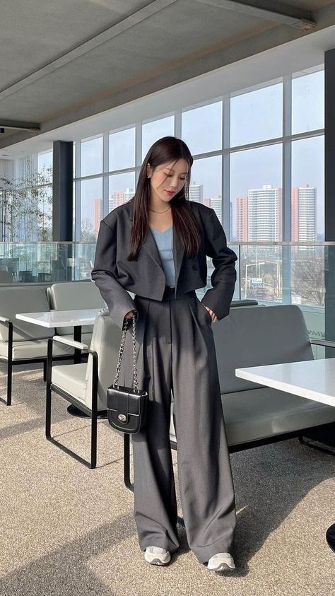 suit female gray color fashion movie brunette long hair haircut business style Outfit Korean Style, Classy Suits, Business Outfits Women, Everyday Fashion Outfits, Woman Suit Fashion, Korean Fashion Dress, Melaka, Elegantes Outfit, Blazer Outfits