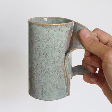 Hand Building Mug, Handbuilt Pottery Mugs, Unique Mug Handles, Hand Built Mug, Ceramic Cups Handmade Mugs, Pottery Instagram, Ceramics Cups, Tassen Design, Beautiful Ceramics