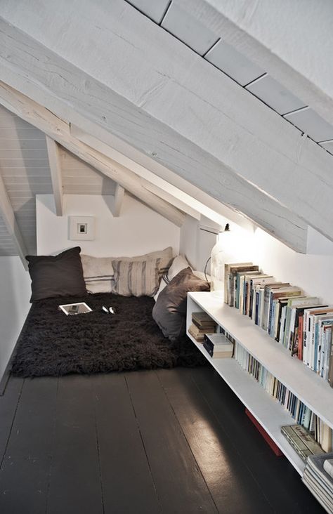 21 Cozy Makeshift Reading Nooks                                                                                                                                                     More Attic Nook, Asma Kat, Design Ložnic, Attic Space, Attic Spaces, Attic Bedroom, Attic Rooms, Cozy Nook, Design Del Prodotto