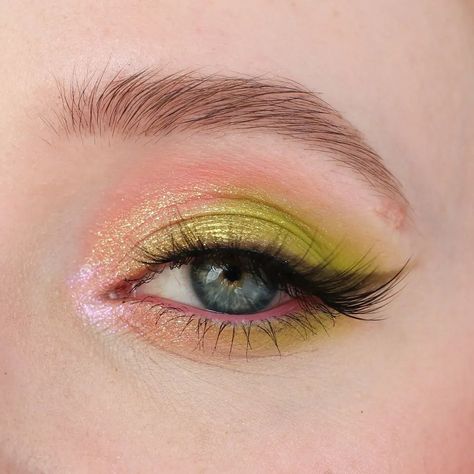 Pink And Green Eyeshadow Looks, Pink And Green Eye Makeup, Green And Pink Makeup, Pink And Green Makeup, Makeup With Eyeshadow, Spring Eye Makeup, Green Eyeshadow Look, Applying Eyeshadow, Evening Eye Makeup