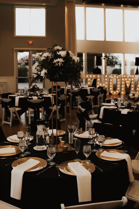 Black Tablecloth Wedding, Black White Gold Wedding, Black Wedding Table, Dark Wedding Theme, Black Wedding Themes, Black Wedding Decorations, Black And White Wedding Theme, Black Tablecloth, Black Gold Wedding