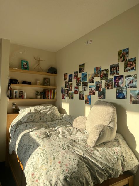 Dorm Single Room Ideas, College Dorm Aesthetic Grunge, Simple Dorm Ideas, Grunge College Dorm, Dorm Room Theme Ideas, No Bed Frame Ideas, Cat Room Aesthetic, Dorm Bed Ideas, Dorm Room Ideas Vintage