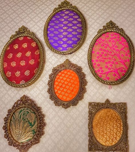 Traditional Wall Decor Ideas, Indian Traditional Decor, Saree Wall Decor, Indian Traditional Decoration Ideas, Indian Diy Home Decor, Indian Festival Decoration Ideas, Diy Indian Decor, Make Living Room Cozy, Indian Crafts Traditional