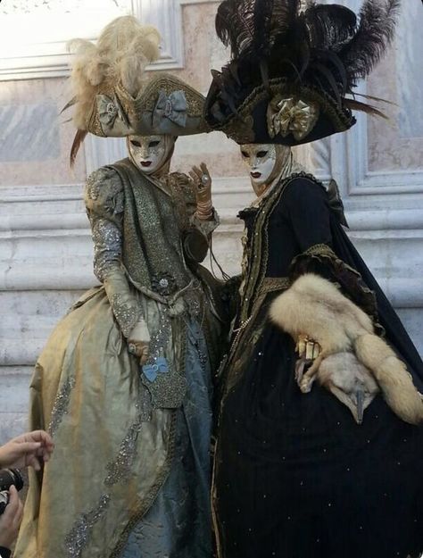 Venice Carnival Dress, Carnaval Aesthetic, Venice Masquerade, Venice Carnevale, Venetian Costumes, Carnival Venice, Venice Carnival Costumes, Pierrot Clown, Costume Carnaval