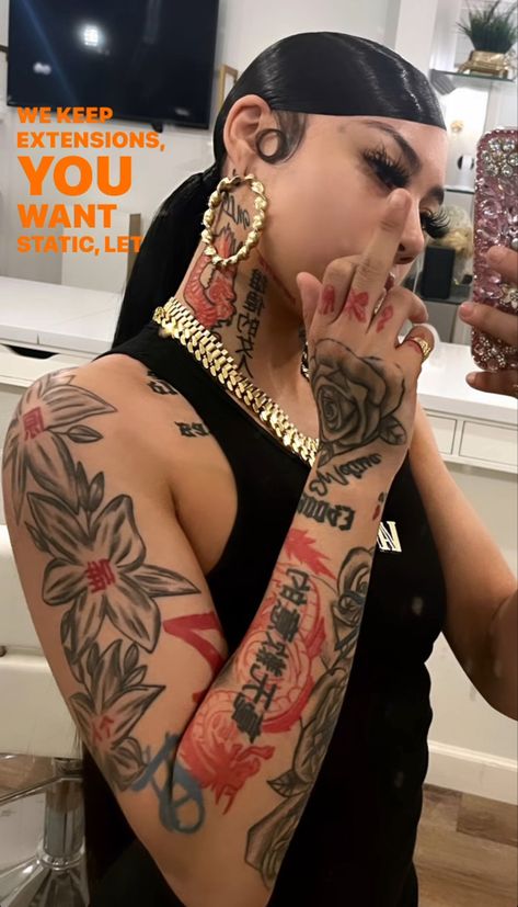 Colorful Tattoos Black Women, Tattoo Ideas Black Women, Female Shoulder Tattoos, Pretty Hand Tattoos, Cute Hand Tattoos, Hand Tattoos For Girls, Neck Tattoos Women, Black Girls With Tattoos, Tasteful Tattoos