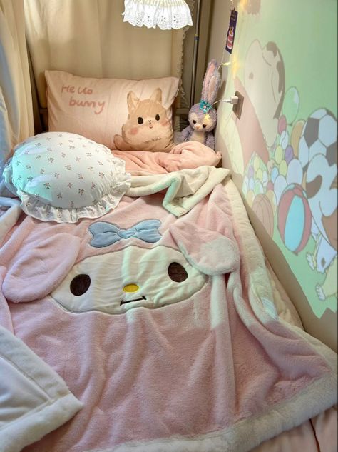 Minimalist Kawaii Room, Cinnamoroll Room Aesthetic, My Melody Blanket, Simple Kawaii Room, Room Decor Hello Kitty, Bedroom Sanrio, My Melody Bedroom, My Melody Room, Sanrio Decor