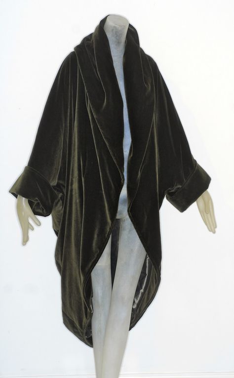 Romeo Gigli' s soft, romantic clothes from the 1980s and early 1990s were a favorite of mine.  Mr. Gigli has said that his clothes are for a... Cocoon Coat Pattern, Romantic Clothes, Romeo Gigli, His Clothes, Opera Coat, Cocoon Coat, Romantic Outfit, Looks Street Style, Creation Couture