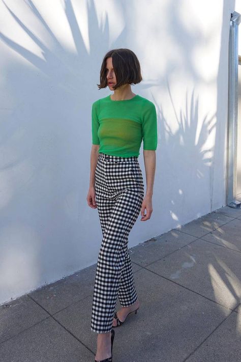Bold Green Outfit, Loud Outfits Style, Business Cool Style, Office Outfits Women Trendy, Green Shirt Street Style, How To Style Gingham Pants, Style Gingham Pants, Styling Gingham Pants, Gingham Street Style