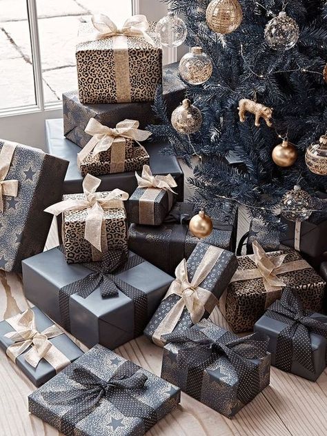 Diy Natal, Black Christmas Decorations, Black Gold Christmas, Desain Pantry, Black Christmas Trees, Gift Wrapping Inspiration, Dark Christmas, Gold Christmas Decorations, Festa Party