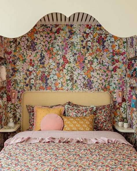 Meadow Of Flowers, The Pig Hotel, Pink Floral Wallpaper, House Of Hackney, House Room, Fall Asleep, St Michael, Velvet Cushions, Reading Nook