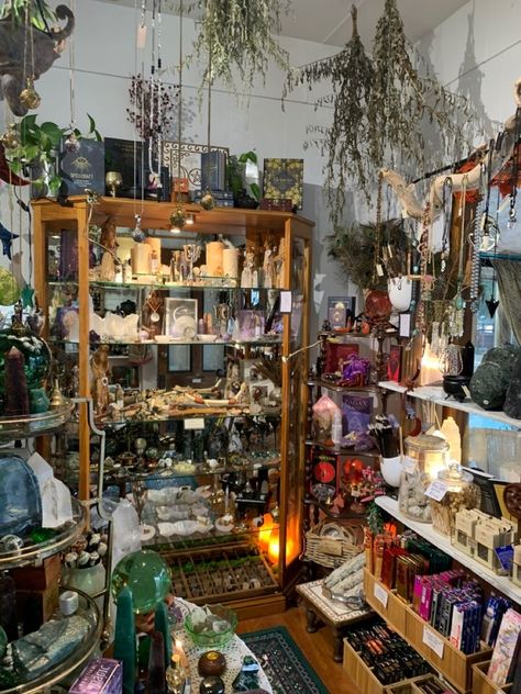 Earthy Crystal Room Aesthetic, Earthy Academia Aesthetic, Spiritual Shop Aesthetic, Metaphysical Shop Aesthetic, Cristals Aesthetic, Crystal Shrine, Crystal Shop Aesthetic, Crystals Room, Crystal Shopping