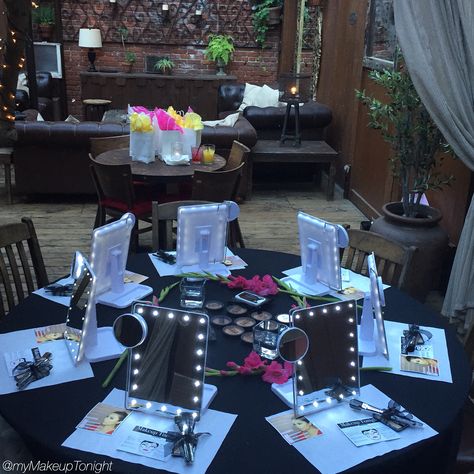 Makeup Tonight "Contour & Highlight" class set up @AventineHollywood Makeup Decorations Party, Makeup Classes Ideas, Makeup Lessons Set Up, One On One Makeup Classes, Makeup And Mimosas Party, Make Up Classes Ideas, Makeup Event Ideas, Mua Set Up, Makeup Workshop Ideas