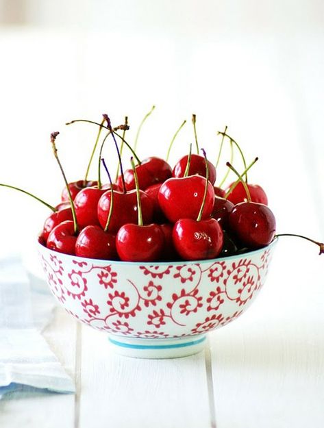 Yum! fresh cherries in winter? Summer Bucket Lists, Cherries Jubilee, Cherry Season, Sweet Cherries, Tutti Frutti, Cherry Tree, Fruits And Veggies, Fruits And Vegetables, Food Photo