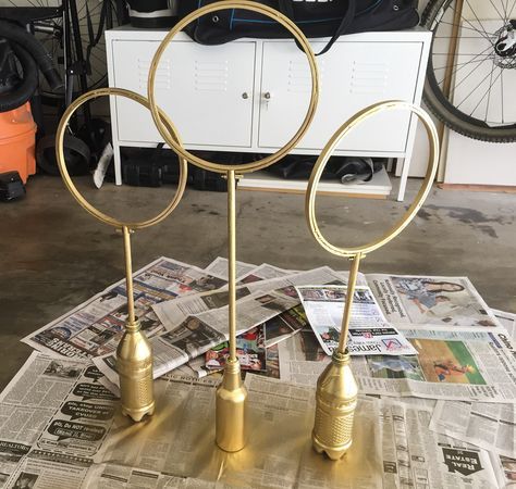 This DIY Quidditch Pong is the easiest do it yourself way to start playing Harry Potter Beer Pong for your next magical party! Harry Potter Beer Pong, Diy Quidditch, Quidditch Pong, Harry Potter Beer, Deco Noel Harry Potter, Harry Potter Motto Party, Harry Potter Weihnachten, Baby Harry Potter, Harry Potter Bachelorette