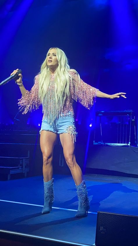 Carrie Underwood Songs, Carrie Underwood Legs, Carrie Underwood Hair, Country Female Singers, Carrie Underwood Pictures, Indoor Plant Styling, Carrie Underwood Style, Japanese School Uniform Girl, Carrie Underwood Photos