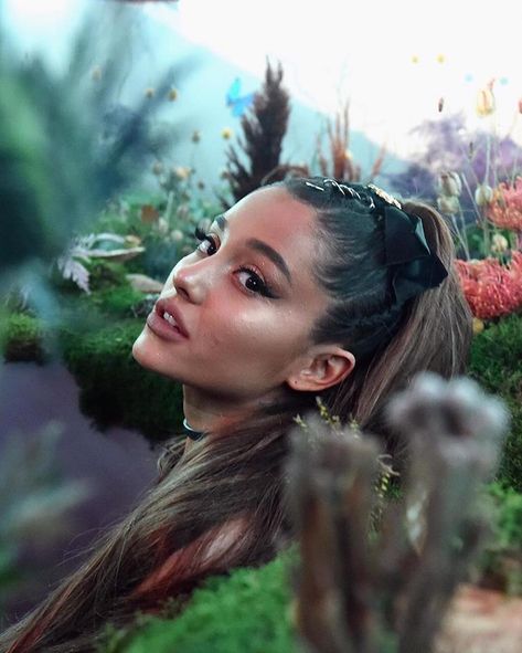 Ariana Grande at the Sweetener exhibit. ♡ Agra, Adriana Grande, Ariana Grande Fans, Arianna Grande, Ariana Grande Photos, Ariana Grande Pictures, Ariana G, Musica Pop, Dangerous Woman