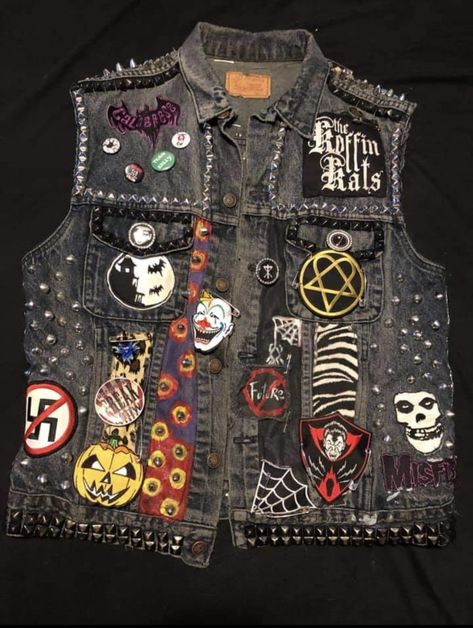 Horror Battle Jacket, Spider Punk Vest, Punk Blazer Diy, Diy Battle Jacket, Diy Punk Jacket, Diy Jacket Patches, Punk Battle Vest, Punk Hoodie Diy, Punk Jacket Ideas