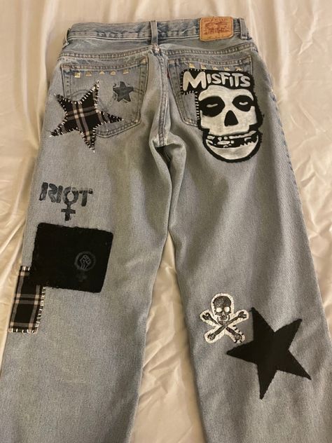 Upcycling, Comfy Grunge Outfits, Patch Pants Punk, Diy Grunge Clothes, Patched Jeans Diy, Diy Grunge, Grunge Pants, Punk Fashion Diy, Grunge Jeans