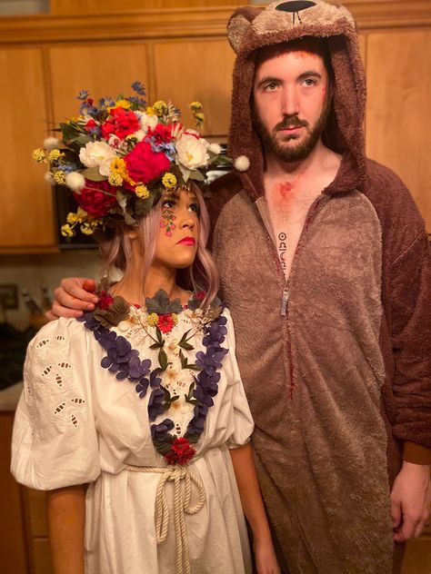 Halloween costume ! Midsommar Halloween Costume Couple, Classical Halloween Costumes, Fleabag Couples Costume, Halloween Costumes In Movies, Hallow Costume Ideas, Carrie Couples Halloween Costume, Diy Midsommar Costume, Bad Couples Costumes, Halloween Costumes Midsommar