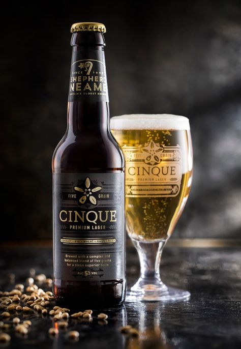 Cinque. Five grain premium lager on Packaging of the World - Creative Package Design Gallery Premium Packaging Design, Drinks Nonalcoholic, Beer Shot, Blue Drink, Beer Photography, Beer Photos, Creative Package Design, Luxury Packaging Design, Alcoholic Drink