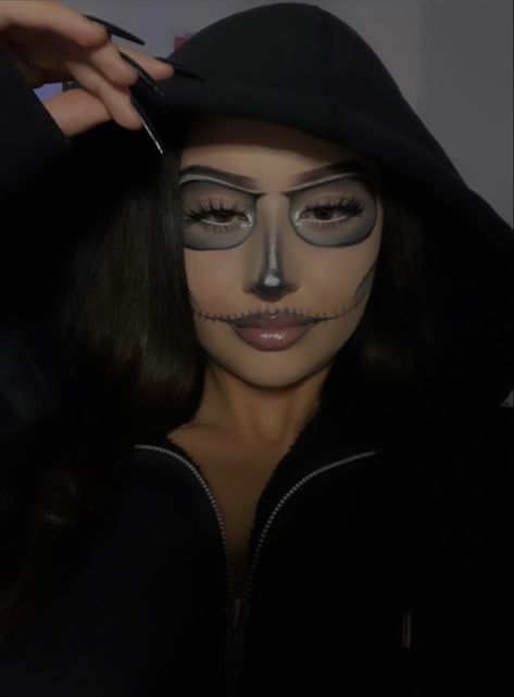 halloween skeleton face makeup Skeleton Makeup Latina, Chicana Skull Makeup, Skeleton Face Makeup Women, Latina Skeleton Makeup, Skeleton Couple Makeup, Skeleton Makeup Black Woman, Chicana Makeup Clown, Halloween Skull Makeup Easy, Skeleton Face Makeup Easy