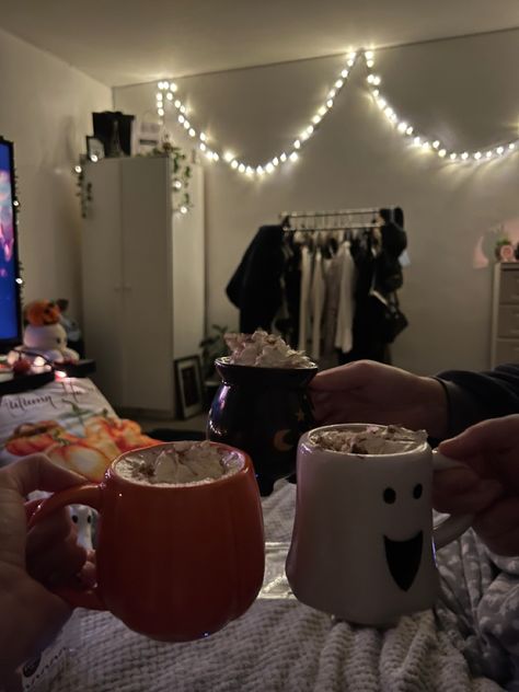 Cosy Halloween Movie Night, Fall Night With Friends, Halloween Night With Friends, Autumn Sleepover Ideas, Spooky Night With Friends, Halloween Friends Aesthetic, Autumn With Friends, Autumn Sleepover, Fall Hangout