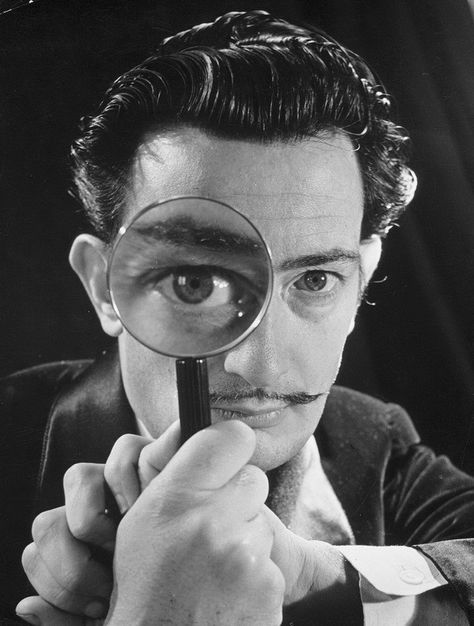 Salvador Dali with magnifying glass photographed in 1946 by Phillipe Halsman Yousuf Karsh, Philippe Halsman, Salvador Dali Art, Art Trippy, Dali Art, Foto Portrait, Willem De Kooning, Spanish Painters, Famous Photographers